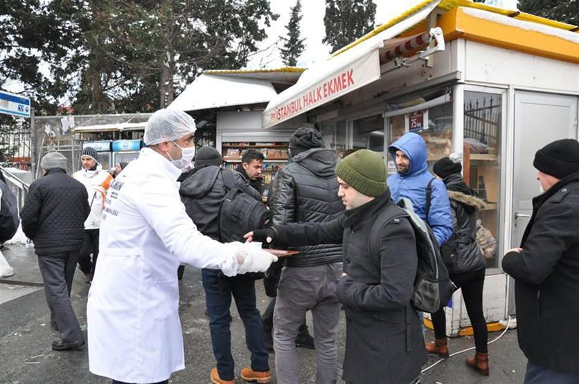 Metrobüs kullananlara çorba ve salep ikramı