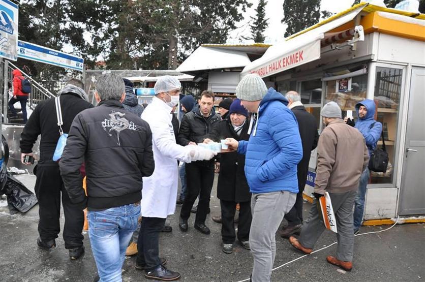 Metrobüs kullananlara çorba ve salep ikramı