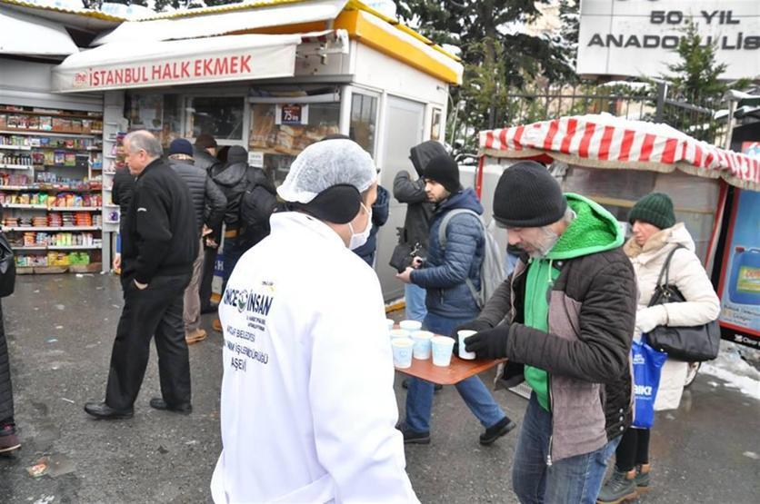 Metrobüs kullananlara çorba ve salep ikramı