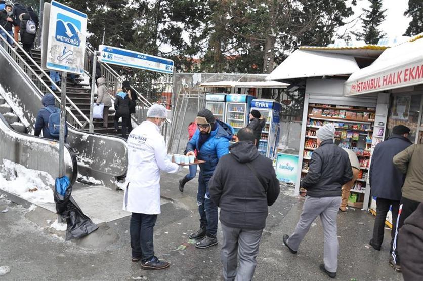 Metrobüs kullananlara çorba ve salep ikramı
