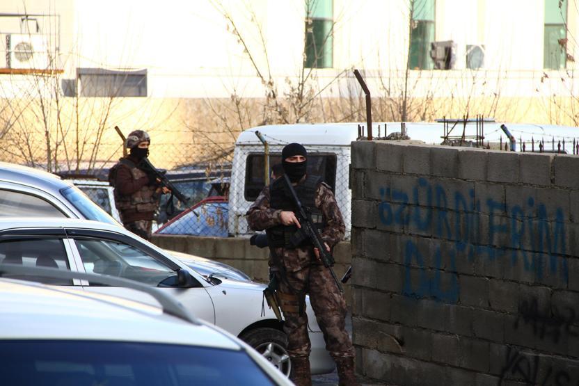 Gaziantep Emniyet Müdürlüğü önündeki çatışmadan kareler