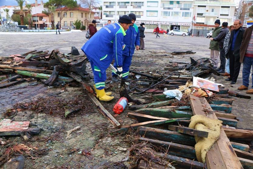 17 metrelik gemi lodosta parçalandı: Sahibi de içindeydi