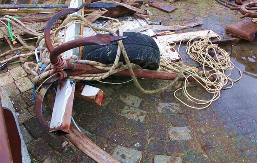 17 metrelik gemi lodosta parçalandı: Sahibi de içindeydi