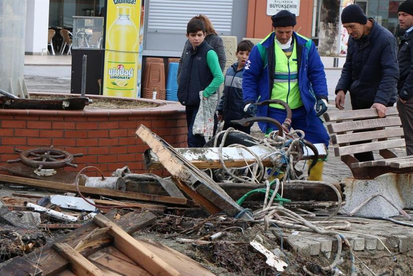 17 metrelik gemi lodosta parçalandı: Sahibi de içindeydi