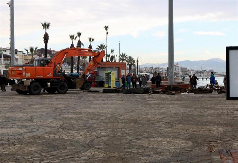 17 metrelik gemi lodosta parçalandı: Sahibi de içindeydi