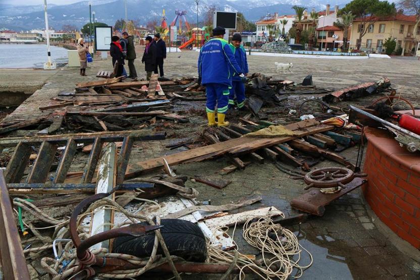 17 metrelik gemi lodosta parçalandı: Sahibi de içindeydi
