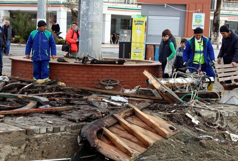 17 metrelik gemi lodosta parçalandı: Sahibi de içindeydi