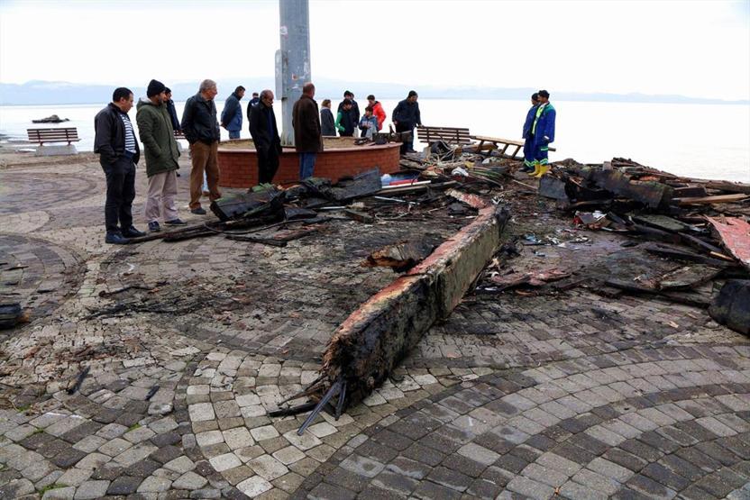 17 metrelik gemi lodosta parçalandı: Sahibi de içindeydi