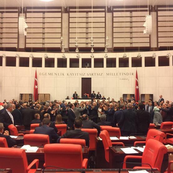 Mecliste kürsü işgali gerginliği