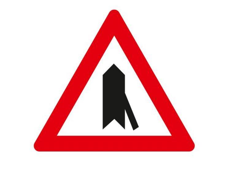 Trafikteki tehlike uyarı işaretleri ve anlamları