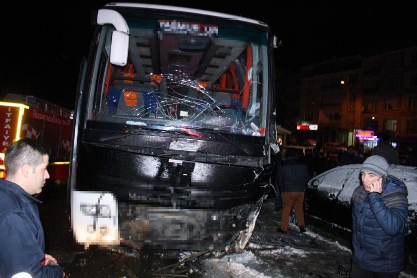 Yolcu otobüsü kaza yaptı