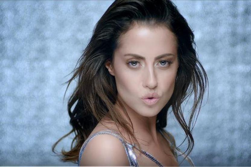 Derya Uluğ yeni şarkısı Canavara çektiği klip ile Instagramı salladı