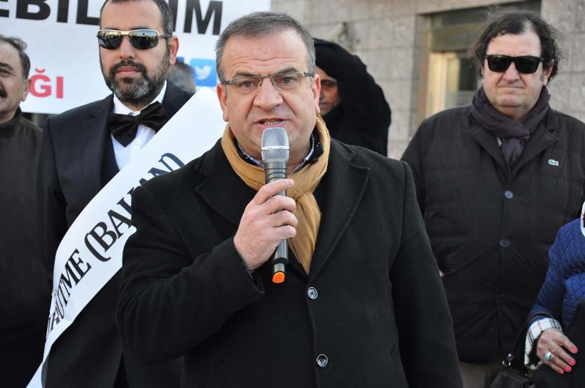 CHPlilerden tahtla taçla başkanlık protestosu