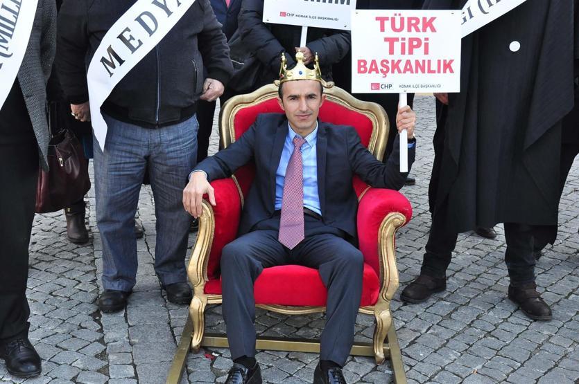 CHPlilerden tahtla taçla başkanlık protestosu