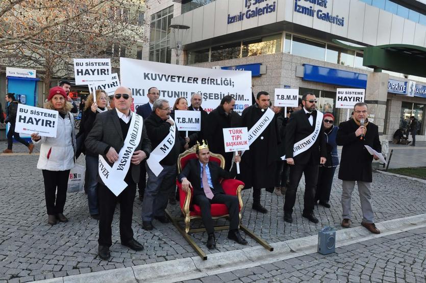 CHPlilerden tahtla taçla başkanlık protestosu
