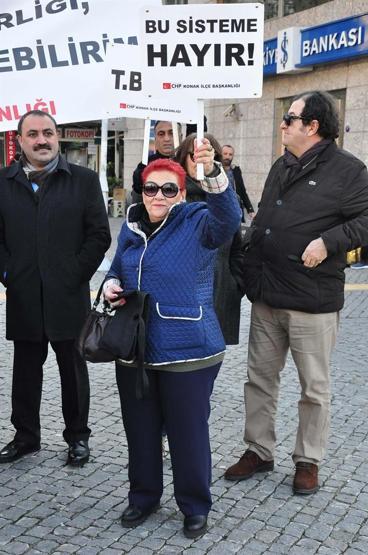 CHPlilerden tahtla taçla başkanlık protestosu