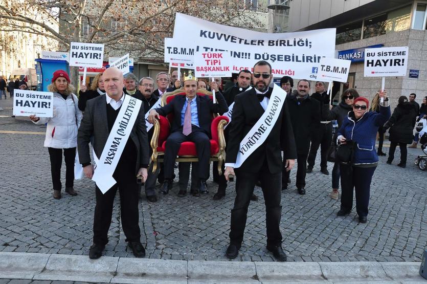 CHPlilerden tahtla taçla başkanlık protestosu