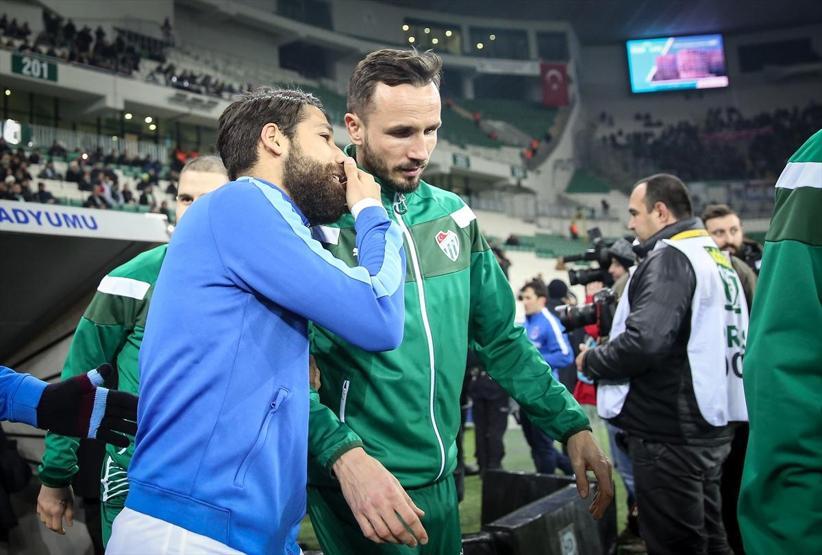 Olcay Şahan sahada Mehmet Ekici tribünlerde