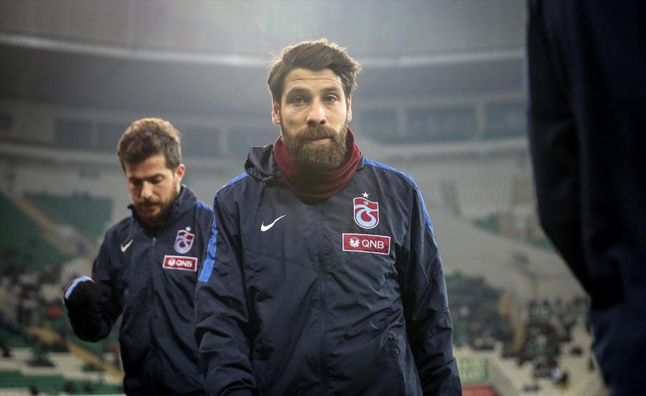 Olcay Şahan sahada Mehmet Ekici tribünlerde