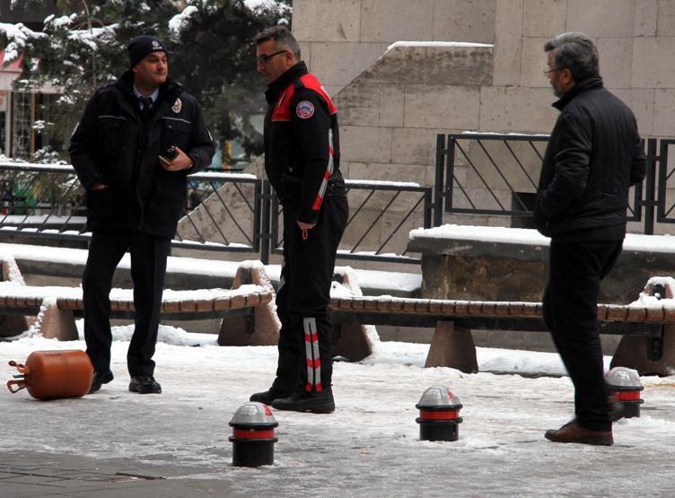 Atatürk evinin yanında bomba paniği