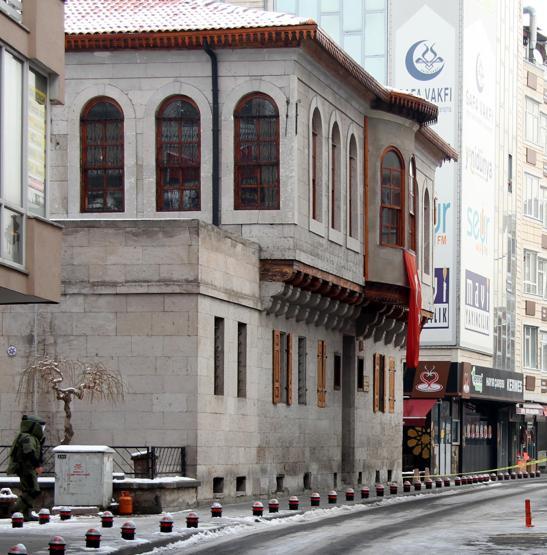 Atatürk evinin yanında bomba paniği