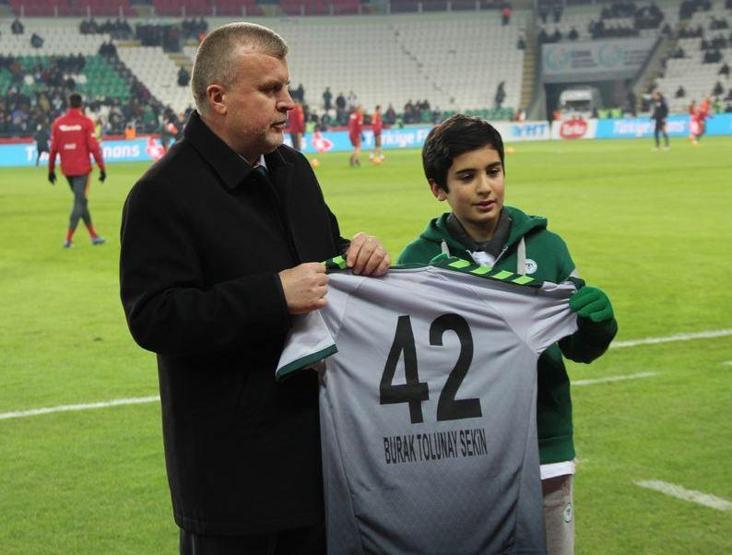 Fethi Sekinin oğlu ayakta alkışlandı