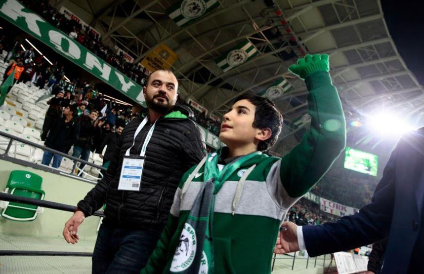 Fethi Sekinin oğlu ayakta alkışlandı