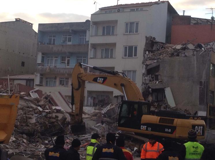 Zeytinburnunda çöken binanın altından dram çıktı