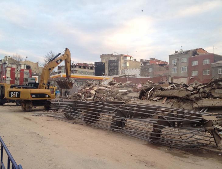 Zeytinburnunda çöken binanın altından dram çıktı