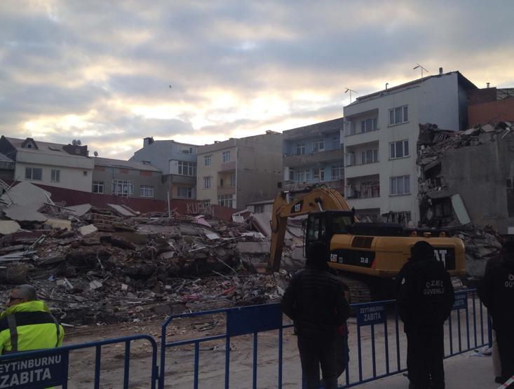 Zeytinburnunda çöken binanın altından dram çıktı