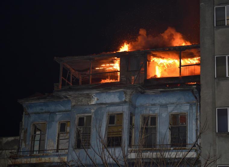 Tarihi ahşap bina kül oldu, 70 yaşındaki sakini son anda kurtuldu