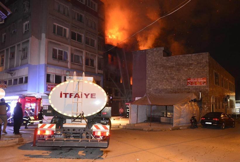 Tarihi ahşap bina kül oldu, 70 yaşındaki sakini son anda kurtuldu