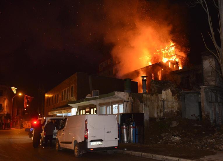 Tarihi ahşap bina kül oldu, 70 yaşındaki sakini son anda kurtuldu