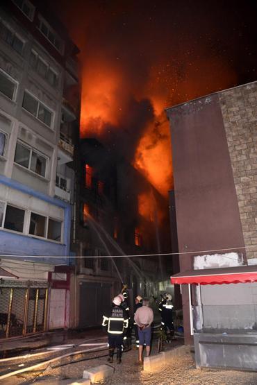 Tarihi ahşap bina kül oldu, 70 yaşındaki sakini son anda kurtuldu