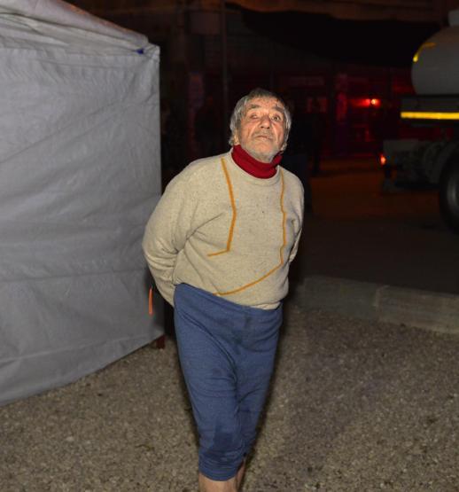 Tarihi ahşap bina kül oldu, 70 yaşındaki sakini son anda kurtuldu