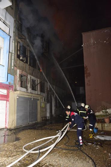 Tarihi ahşap bina kül oldu, 70 yaşındaki sakini son anda kurtuldu