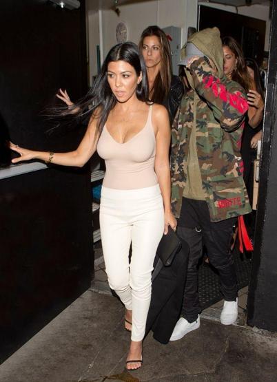 Justin Bieber ve Kourtney Kardashian gecelerde