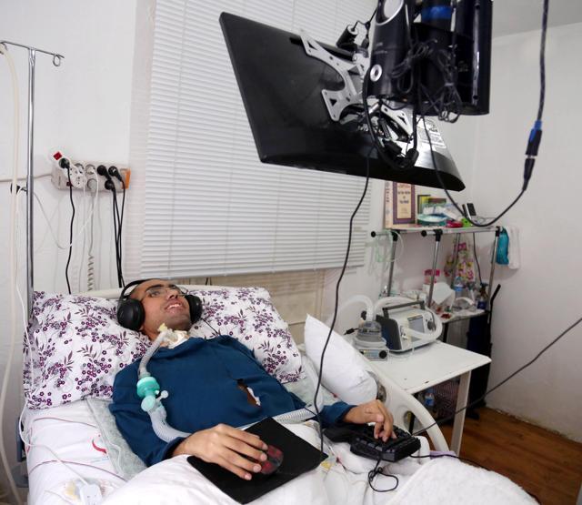 Hawking Ersin parmak uçlarıyla bilgisayar programı yazıyor