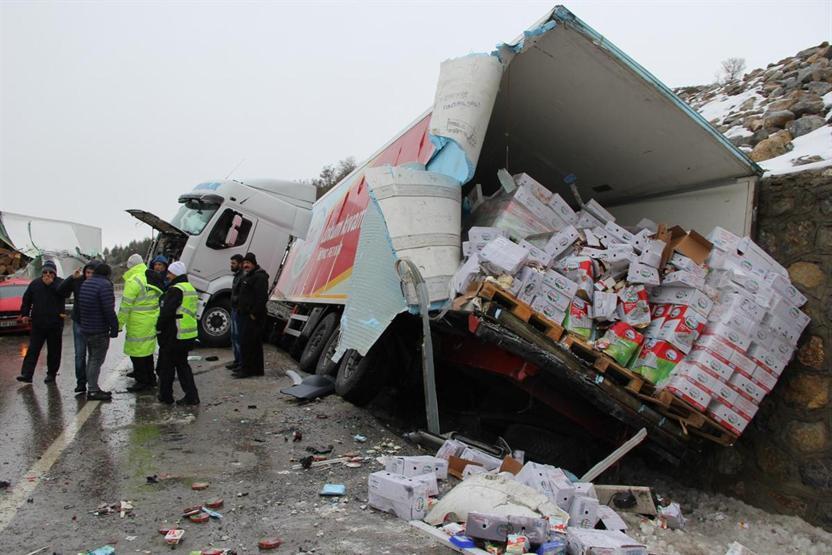 Afyonkarahisarda 8 TIR ve bir otobüs birbirine girdi