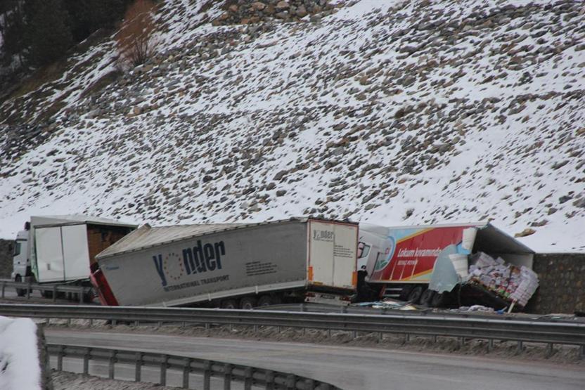 Afyonkarahisarda 8 TIR ve bir otobüs birbirine girdi