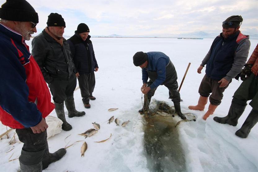Beyşehirli balıkçılar Eskimo usullerine başvuruyor