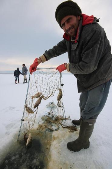 Beyşehirli balıkçılar Eskimo usullerine başvuruyor