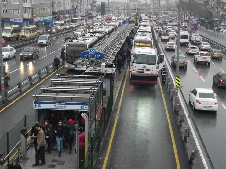 Metrobüs trafiğini kilitleyen arıza