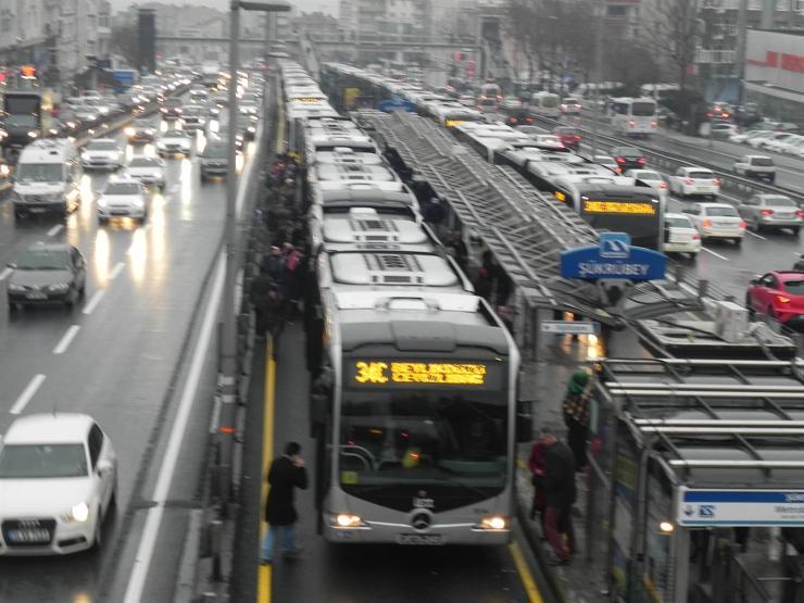 Metrobüs trafiğini kilitleyen arıza