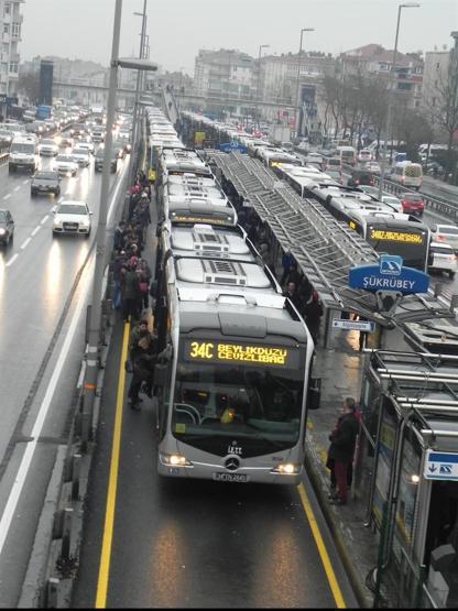 Metrobüs trafiğini kilitleyen arıza