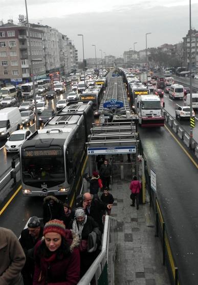 Metrobüs trafiğini kilitleyen arıza