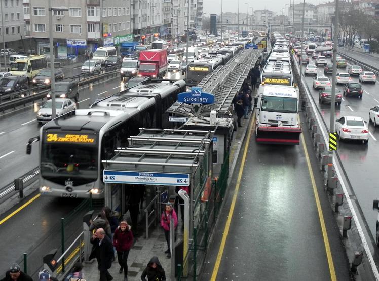 Metrobüs trafiğini kilitleyen arıza
