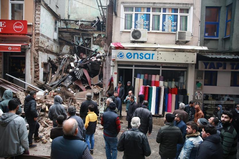 Fatihte 3 katlı bina çöktü