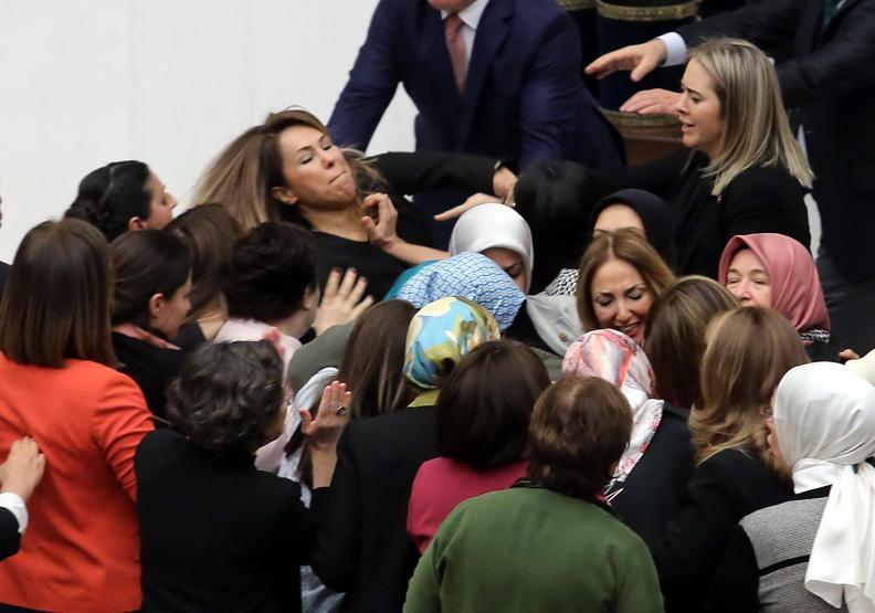 AK Partili Enç, TBMMdeki olayı anlattı