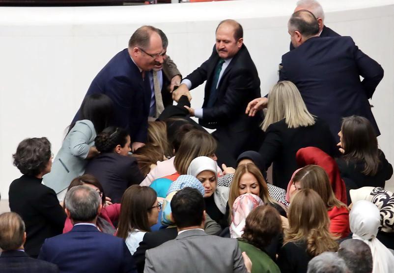 AK Partili Enç, TBMMdeki olayı anlattı
